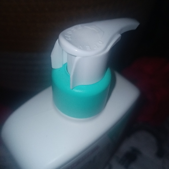 **NEW** CeraVe (foaming facial cleanser) - Picture 8 of 9